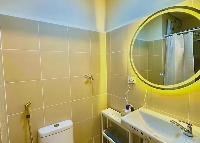 Stunning With Balcony Near Moa *